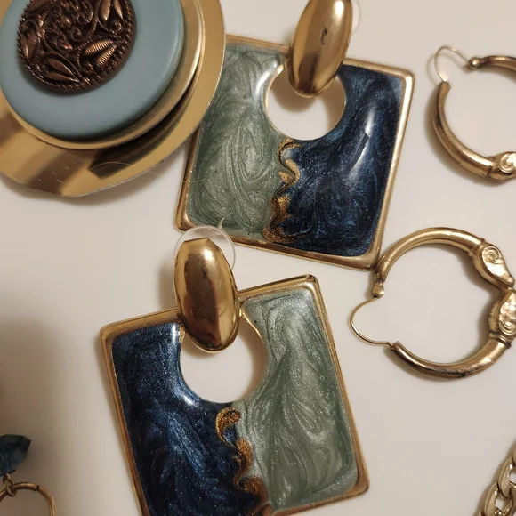 Elegant Gold and Turquoise Vintage Jewelry Lot - Picture 3 of 5